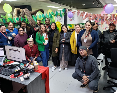Colaboradores de Hunter LATAM celebrando